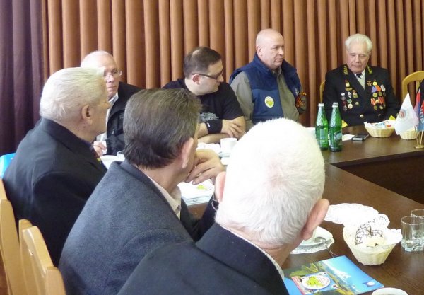 В рамках пребывания в Волгограде участники  профсоюзного автопробега встретились с ветеранами войны