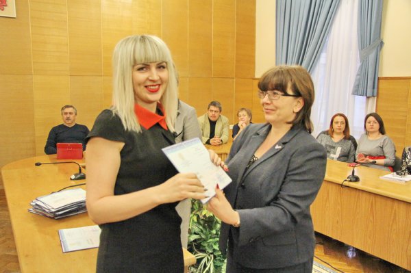 Выпускникам Волгоградского филиала «Академии труда и социальных отношений» вручили дипломы. 
