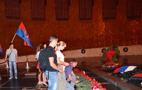 В день памяти и скорби молодежь волгоградских профсоюзов организовала символическую акцию