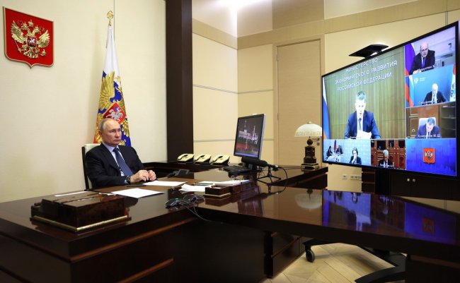 Владимир Путин в режиме видеоконференции провёл совещание по экономическим вопросам.