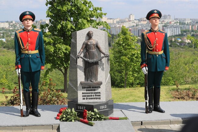 На Мамаевом кургане открыли памятник ленинградцам-защитникам Сталинграда