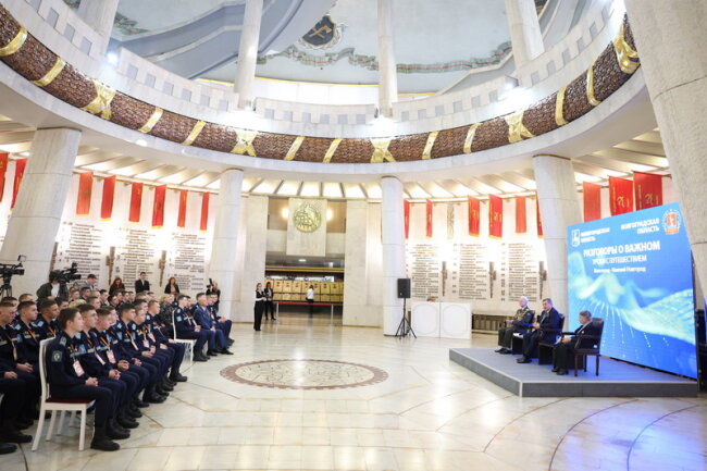 Волгоградский губернатор провел урок истории для нижегородских школьников