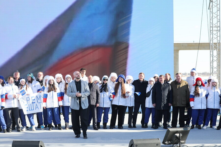 Дмитрий Медведев в Волгограде принял участие в акции в поддержку России