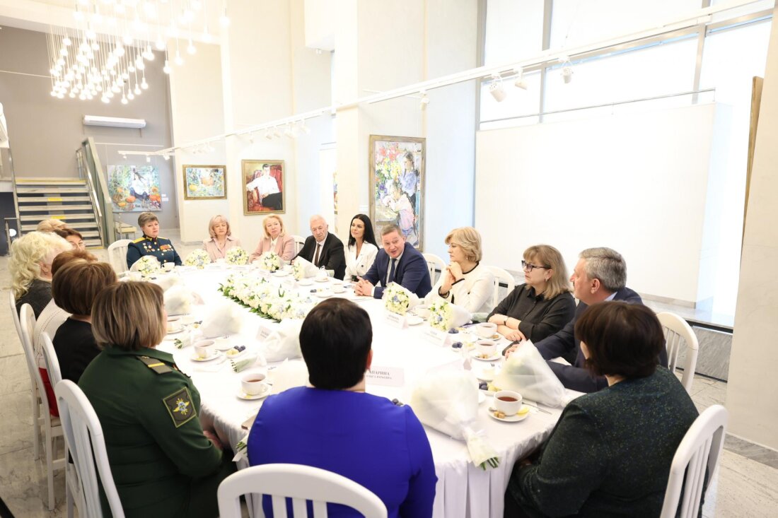 Губернатор Андрей Бочаров на встрече с женским активом региона обсудил важные инициативы