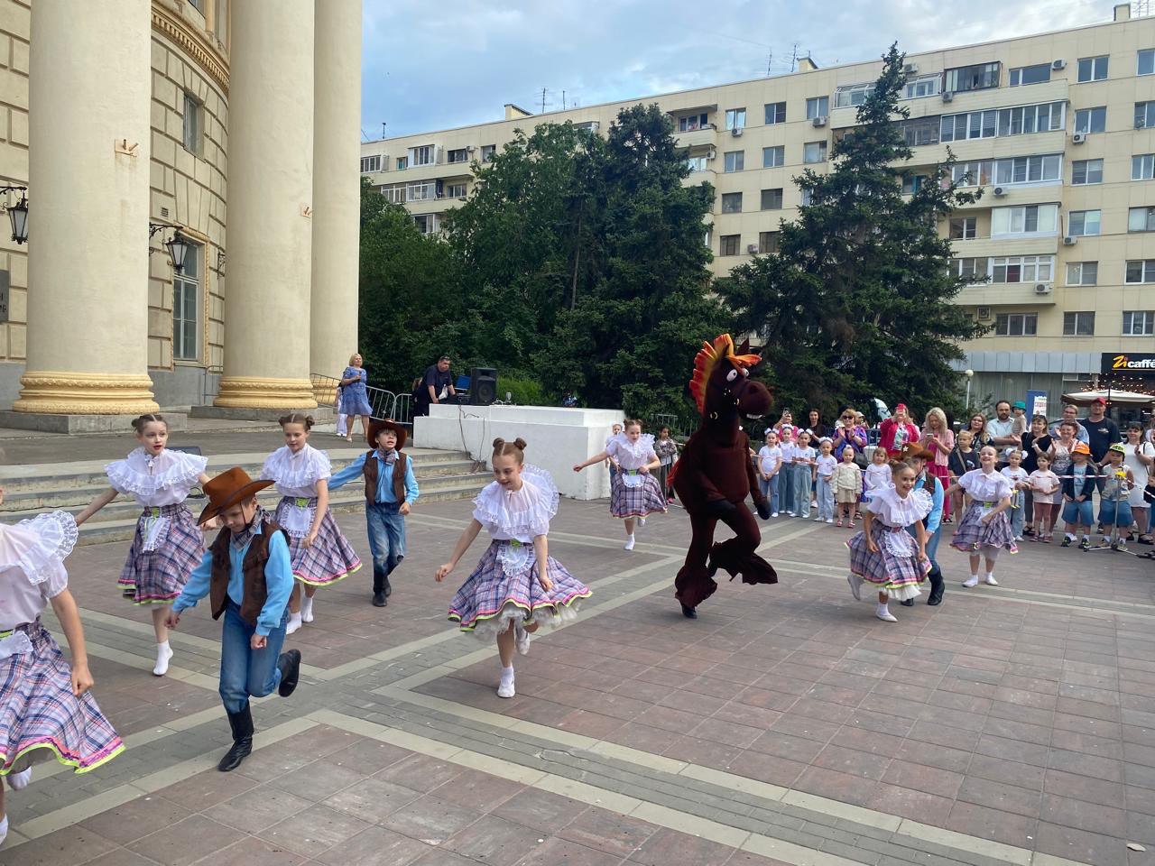Детский праздник у Дворца культуры профсоюзов