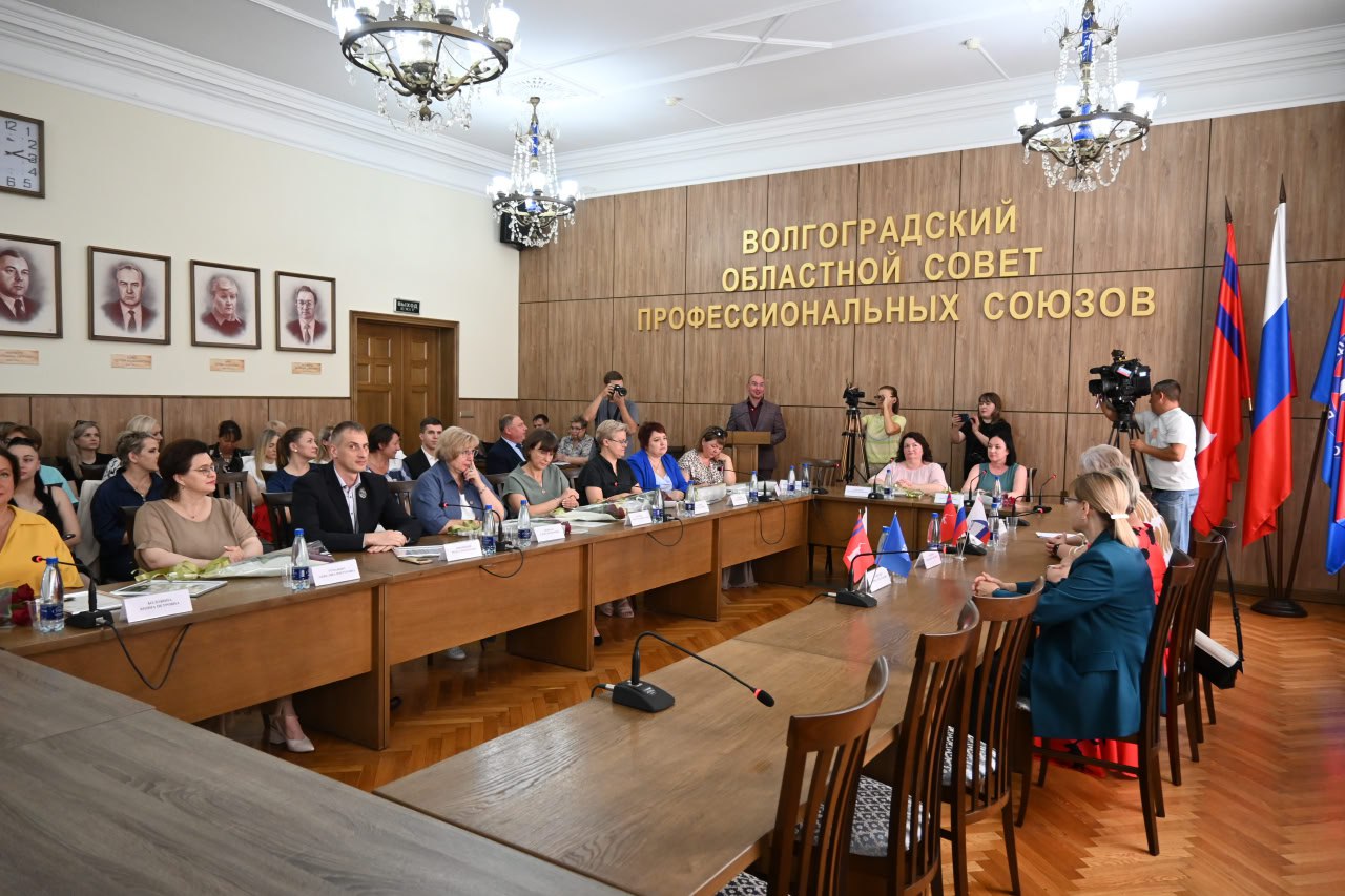 В Волгоградском облсовпрофе наградили наставников
